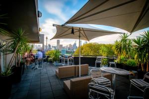 Sydney Potts Point Central Apartment Hotel Official的庭院或其他户外区域