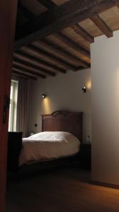 鲁汶Hotel Guesthouse Begijnhof的一间卧室配有一张带木制床头板的床