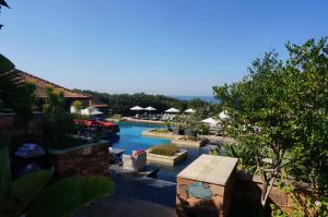 巴利托14 Zimbali Chalets的享有度假村游泳池的景致