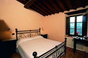 卡斯蒂戈隆·多尔希亚Le Piane的一间卧室设有一张大床和一个窗户。