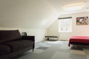 RõugeViitina vesiveski的带沙发和窗户的客厅