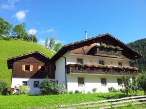 卢松Ferienhaus-Grünfelder的山丘上带阳台的房子
