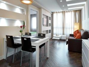 巴塞罗那巴塞罗那加乌丁特套房酒店的客厅配有桌子和沙发