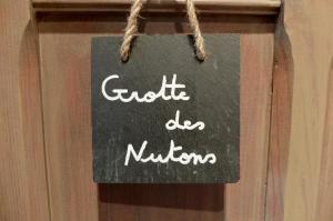 CarlsbourgMaison d hôtes "Aux Légendes d Ardenne"的门上的一个粉笔牌,字句要辞去勾销