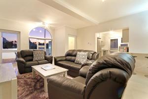 开普敦Camps Bay Beach Apartment的客厅配有两张沙发和一张桌子