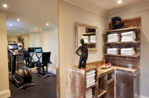 伦敦戈林酒店的一间设有健身房的房间,在柜台上设有雕像