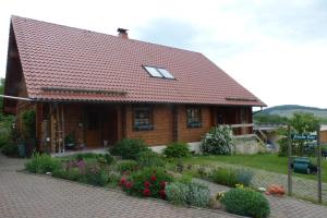 皮尔纳Holzhaus "Miri"的一座小木房子,前面设有一个花园