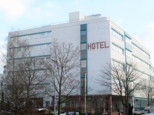 斯图加特斯图加特-维辛根商务酒店及公寓的一座酒店大楼,上面写着酒店字