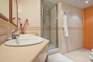 Aparthotel Rambla108的一间浴室