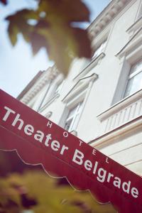 贝尔格莱德Hotel Theater Belgrade的大楼前的红街标志