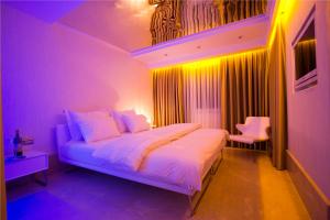 萨姆松维恩精品酒店的一间卧室配有一张白色床和紫色灯