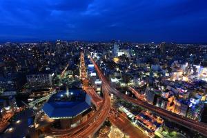 大阪大阪蒙特利格拉斯米尔酒店的城市的夜景与高速公路