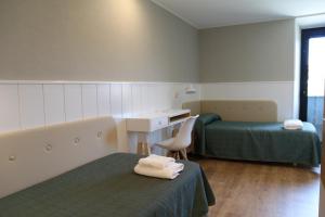 杜兰戈埃罗塔奥斯塔图旅馆的一间医院间,配有两张床和一张书桌