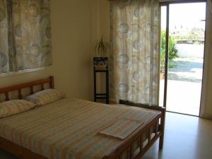 皮尔瓦利亚马力欧公寓酒店的一间卧室设有一张床和一个滑动玻璃门