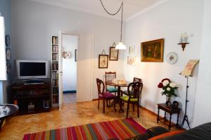 西尔韦斯Casa do Jardim的客厅配有桌子和电视