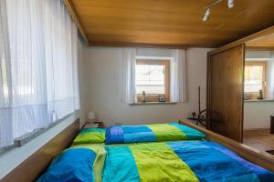 因斯布鲁克Ferienwohnung Elisa的一间卧室设有两张床和窗户。