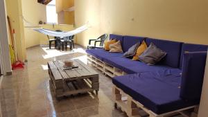 萨兰达Albi Apartments的客厅配有蓝色的沙发和桌子