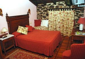 ZaldiviaCasa Rural Lazkaoetxe的一间卧室配有一张红色棉被的床