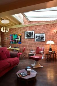 滨海图维列La maison des 4 chats的客厅配有红色家具和砖墙