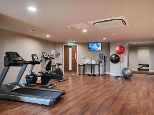 伯明翰伯明翰雷吉斯公园酒店 的健身房,配有跑步机和健身器材