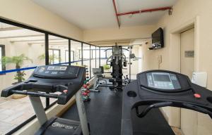 圣保罗Transamerica Executive Bela Cintra (Paulista)的健身房设有两个跑步机和一个跑步机