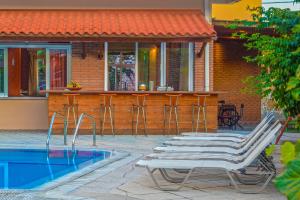 科斯镇帕夫洛斯酒店的一组躺椅,位于游泳池旁