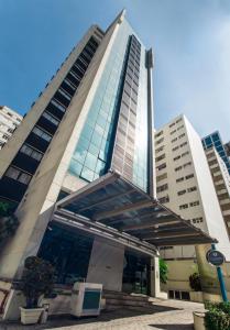 圣保罗Transamerica Executive Bela Cintra (Paulista)的一座带旋转门的高大建筑