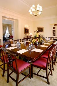 英雄港金塔达斯梅塞旅馆的大型用餐室配有长桌和椅子