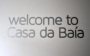 奥尔塔Casa da Baía - Guest House的带有欢迎词的标志