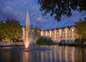 北康威北康威大酒店的夜间在建筑物前的喷泉