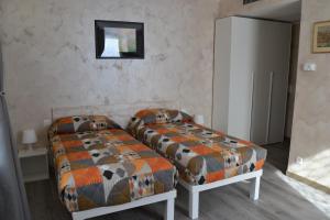 Cadenazzo奥斯特利娅中央酒店的一间卧室配有两张床和镜子