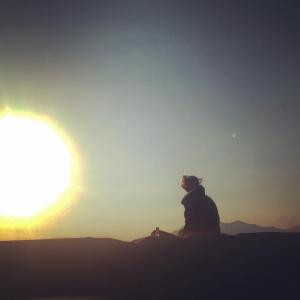 帕塔拉美杜莎露营地的坐在山丘上观看日落的人