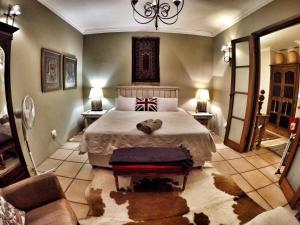巴利托The Villa Salt Rock的一间卧室配有一张床,床上挂着泰迪熊
