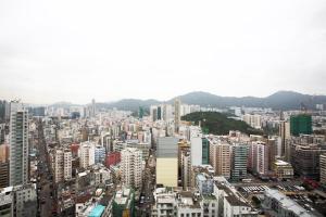 香港俪凯酒店的一座大城市,其背景是建筑和山脉