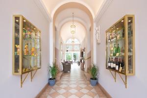 柏林金色酒店的走廊上摆放着酒瓶和植物