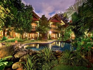 日惹杜达精品别墅酒店的享有带游泳池的房屋外部景致