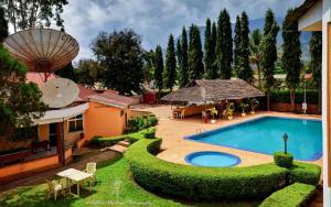莫罗戈罗Hotel Oasis的庭院中带游泳池的房子