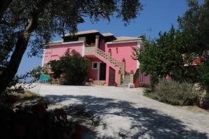 瓦西里科斯艾皮亚酒店的车道上带楼梯的粉红色房子