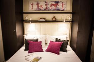 卡斯蒂里昂纳·德拉佩罗葵特乡村露营酒店的一间卧室配有红色和白色枕头的床