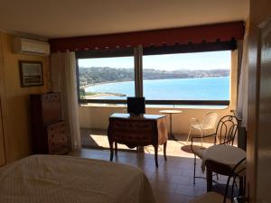 邦多勒拉勒扎尔迪尔住宿加早餐旅馆的卧室设有海景大窗户