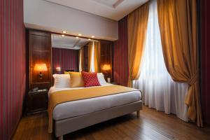 罗马亚特兰特花园酒店的一间卧室设有一张床和一个大窗户