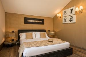 罗马亚特兰特花园酒店的一间卧室,卧室内配有一张大床
