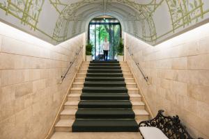 罗马亚特兰特花园酒店的一个人在一座建筑物里走下楼梯