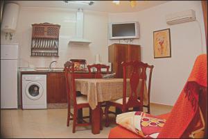 科尼尔-德拉弗龙特拉Apartamento Pascual Junquera I的厨房配有桌椅和微波炉。