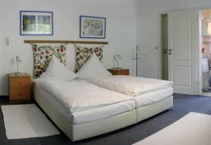 汉诺威艾琳里德酒店的卧室内的一张带白色床单和枕头的床