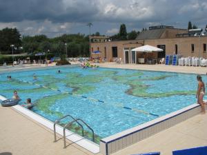 圣吉米纳诺博斯凯托迪酒店的一座大型游泳池,里面设有人员
