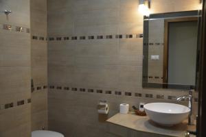 科马尔诺班德里姆酒店的一间带水槽和镜子的浴室