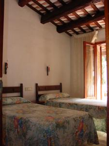 Pequeña Casa en la Playa de Pals客房内的一张或多张双层床