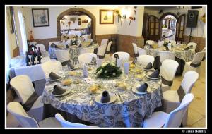 埃尔博斯克恩日克卡尔维洛酒店的一组桌子,配有白色的椅子和桌子