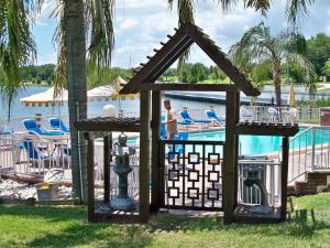 温特黑文温特黑文罗伊湖海滩酒店的度假村泳池畔的凉亭
